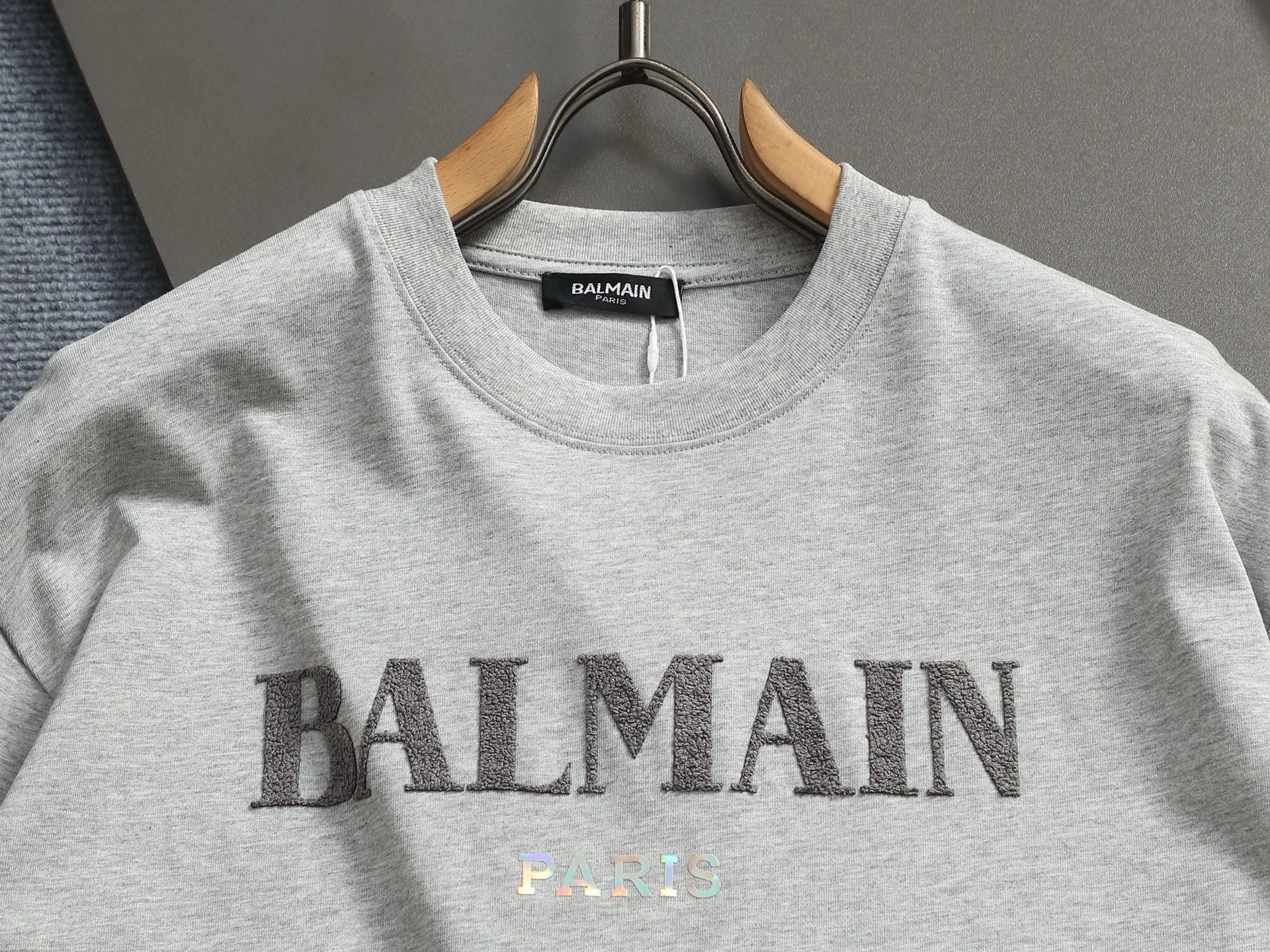 BALMAN round neck short sleeves. Simple three-dimensional letter flocking logo logo is exquisitely upgraded. The original fabric is official Same Style. Double-ply large terry fabric is dyed in the same vat. It feels very comfortable. The latest brick cabinet synchronization for spring and summer. Fashionable and personalized. Super Versatile. A good-looking short sleeve. Very suitable for both men and women. A must-have for everyone. Hang tag. Collar label. Washed wheat. Three labels are complete. Color: White Black Gray Size: XS~L